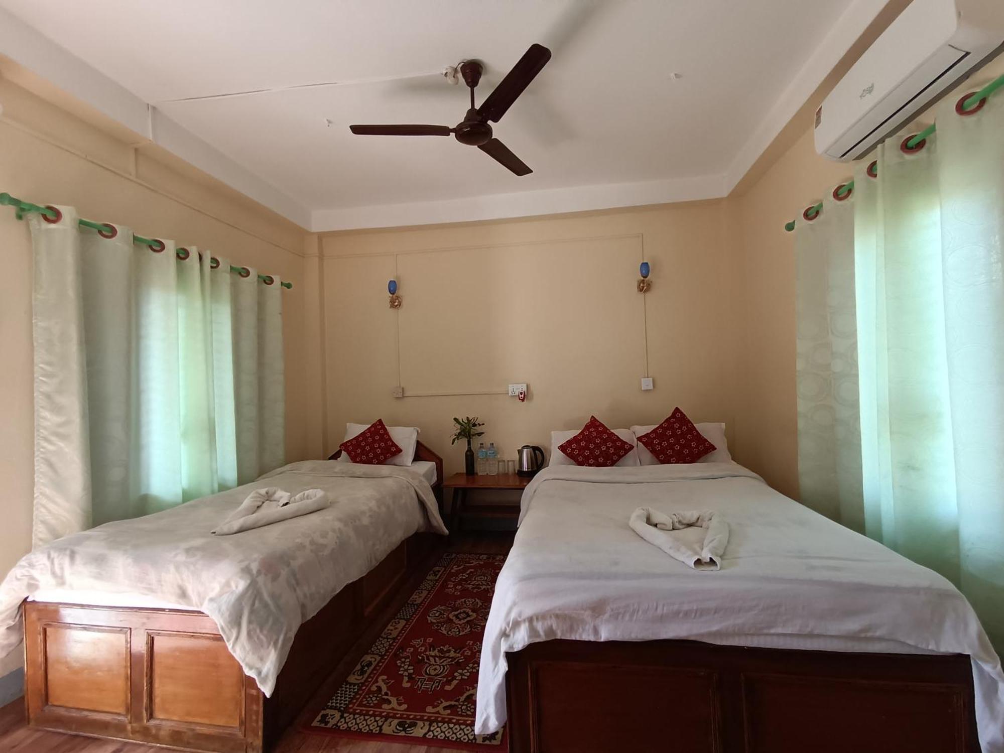 Crocodile Safari Camp Hotell Chitwan Rom bilde
