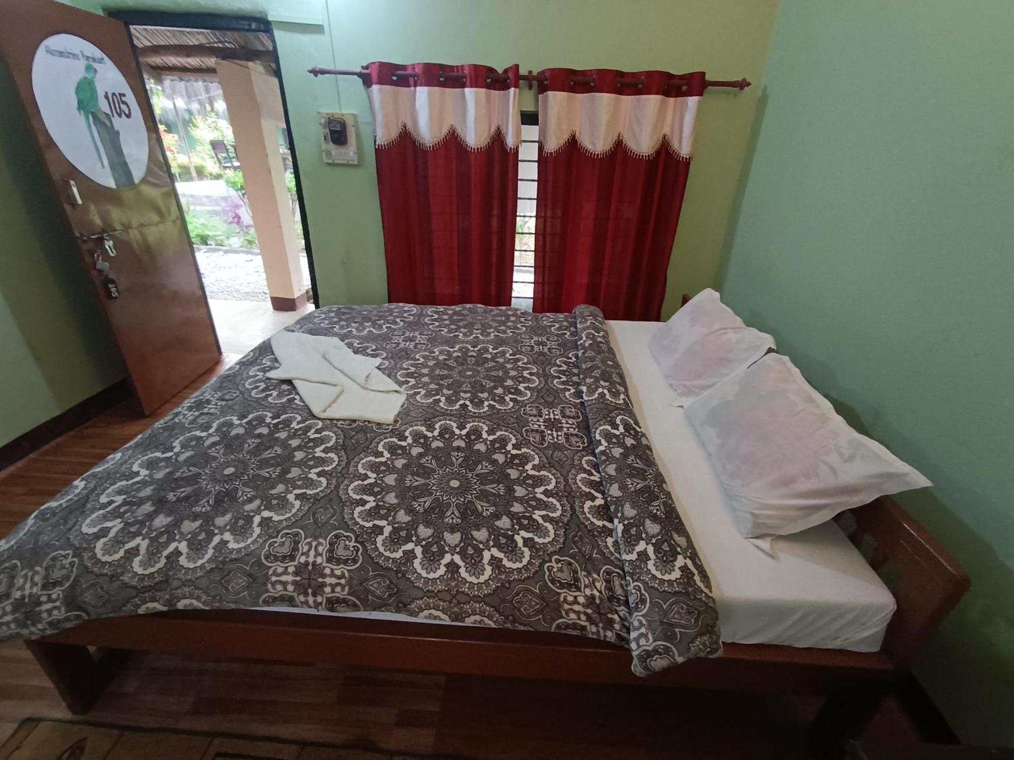 Crocodile Safari Camp Hotell Chitwan Rom bilde