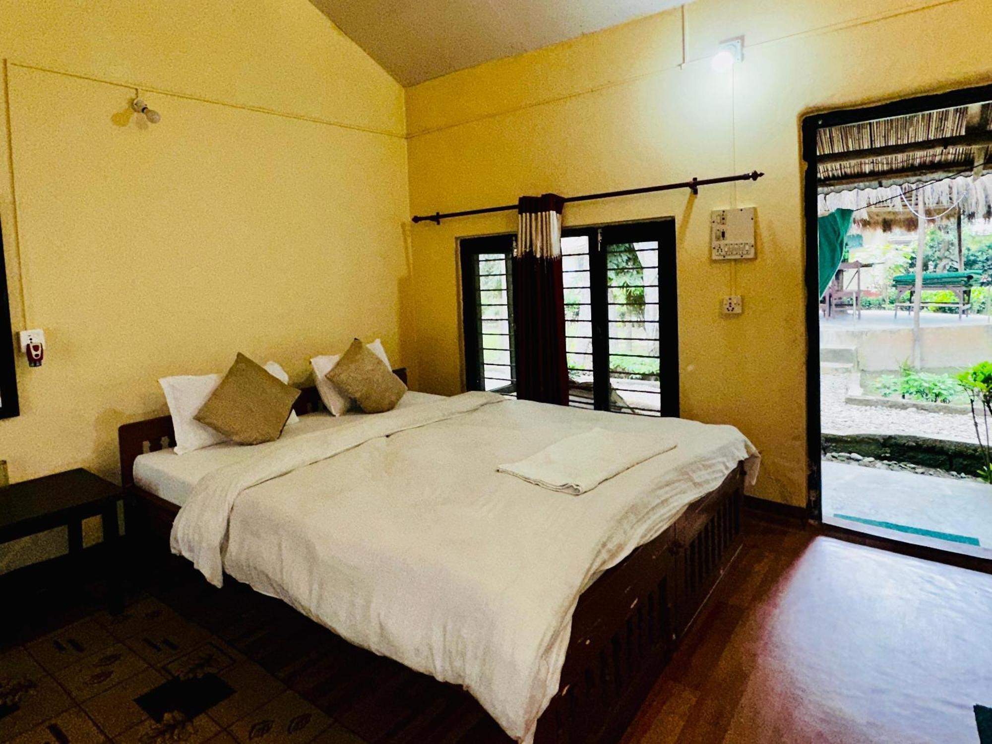 Crocodile Safari Camp Hotell Chitwan Rom bilde